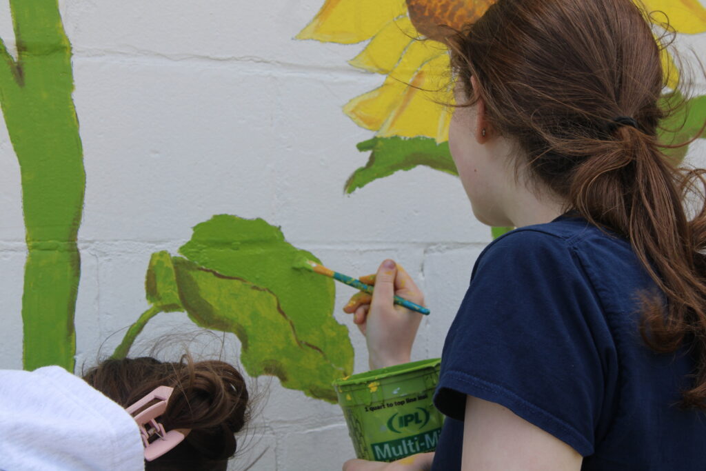 Greenport students kick off Fifth Street beach mural repainting project